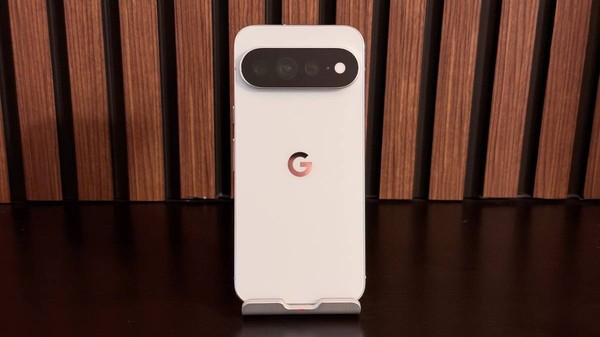 Spatele noului smartphone Google Pixel 11 Pro XL.