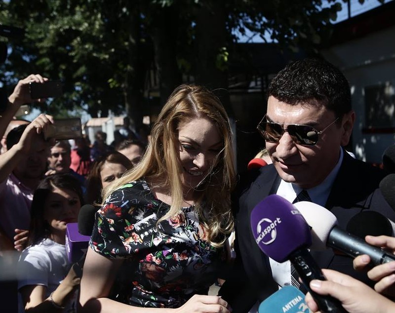 FOTO&VIDEO/ Cristi Borcea a ieșit din închisoare. Valentina Pelinel l-a așteptat la poarta penitenciarului