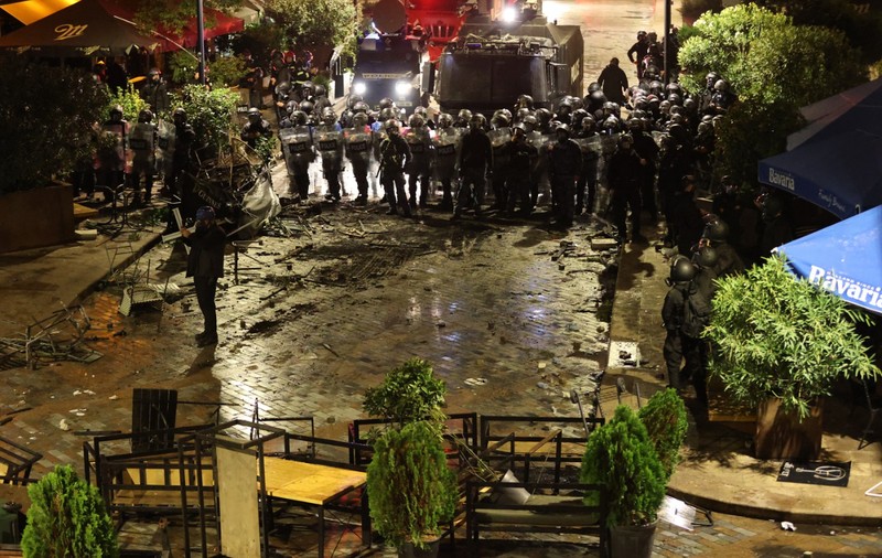 Poliția din Georgia a folosit tunuri cu apă împotriva protestatarilor care au vrut să intre cu forța în palatul prezidențial