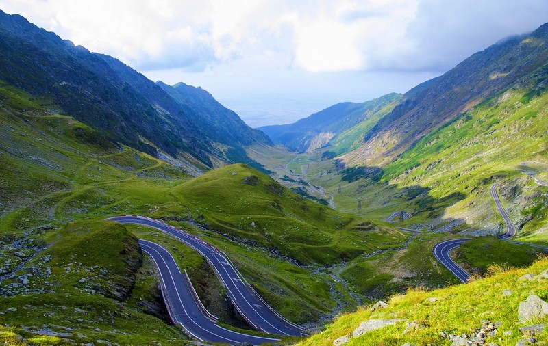 (P) Transalpina și Transfăgărășan, cele mai spectaculoase drumuri printre munți