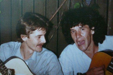 Daniel Iancu (dreapta) are în spate o carieră muzicală începută în 1981, cu zeci de premii la festivaluri studențești dedicate folkului