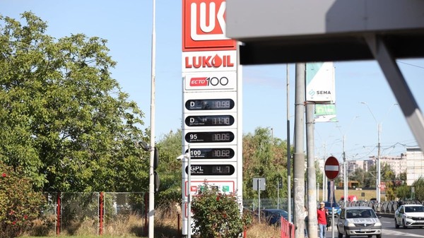 Prețuri la benzină și motorină afișate electronic la o stație Lukoil din București, 24 septembrie 2026. Poză cu caracter ilustrativ. Foto: Libertatea/ Dumitru Angelescu