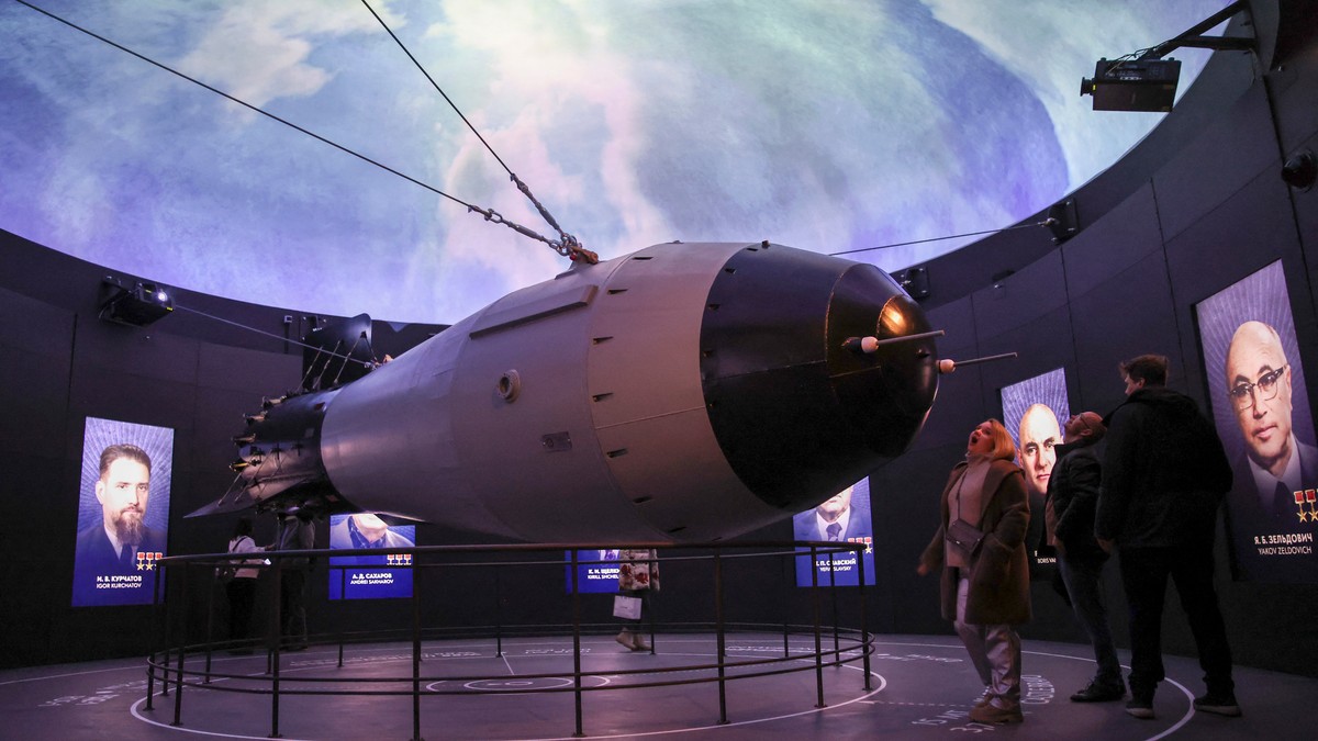 Machetă a unei bombe aeriene termonucleare sovietice AN-602, cunoscută și sub numele de Bomba Țarului, cea mai puternică armă nucleară creată și testată vreodată, în timp ce vizitează pavilionul Atom, un centru de expoziții permanente conceput pentru a demonstra principalele realizări trecute și moderne ale industriei energiei nucleare din Rusia, la Centrul de Expoziții al întregii Rusii (VDNH) din Moscova, pe 4 noiembrie 2023.
