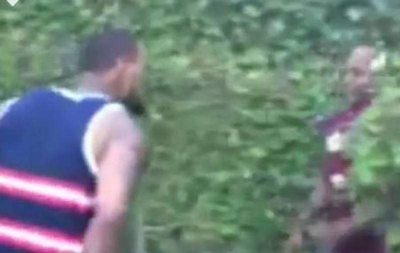 Răfuială ca în filmele cu gangsteri, între doi rapperi de celebri! Unul dintre ei și-a amenințat rivalul cu un pistol! VIDEO +18