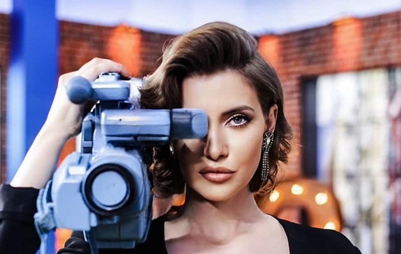 Oana Roman, criticată dur de Iulia Albu. Imaginea care a stârnit controverse. „Cum poți să te pozezi pe Instagram având băutura? E ridicol!”
