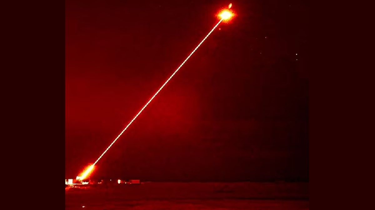 Laserul DragonFire trage o rază de culoare roșie, care își distruge obiectivul pe timp de noapte.