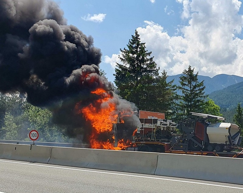 Un șofer român de TIR le-a povestit polițiștilor austrieci că a auzit o bubuitură puternică, apoi camionul a luat foc