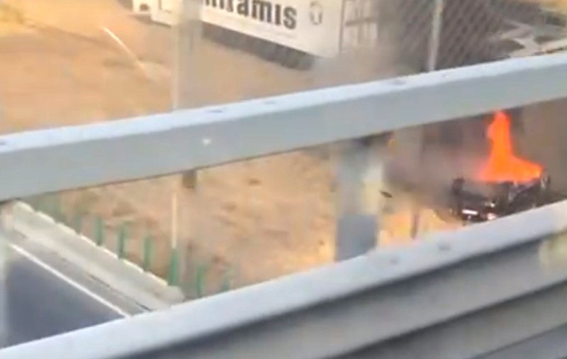 O mașină a căzut de pe Pasajul Berceni și a luat foc. Șoferul a murit carbonizat | VIDEO