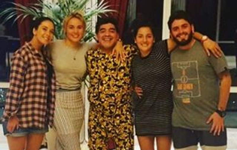 Râzi cu lacrimi. Cum a apărut îmbrăcat Maradona de ziua lui! Ce mesaj le-a transmis suporterilor lui Napoli | VIDEO