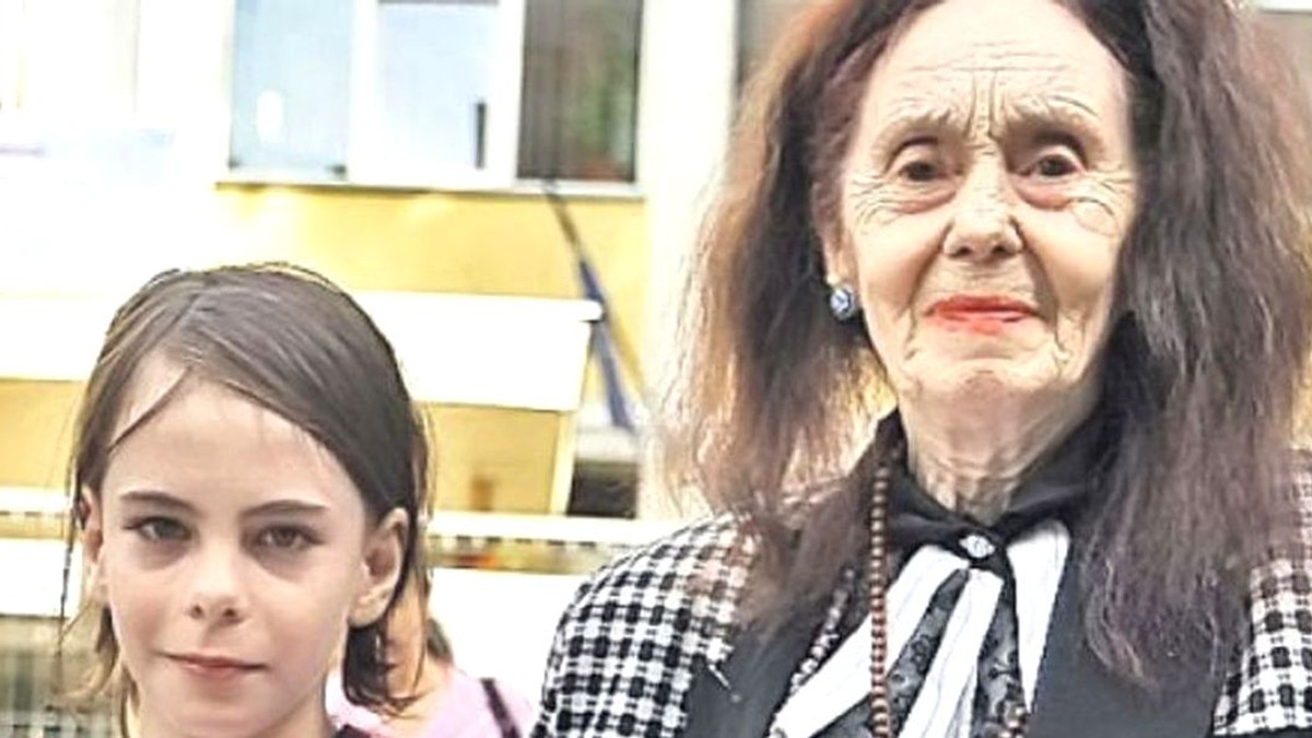 La ce liceu a fost repartizată fiica Adrianei Iliescu. Adriana Iliescu, alături de fiica ei - Eliza, în uniformă - pe când era încă la școală