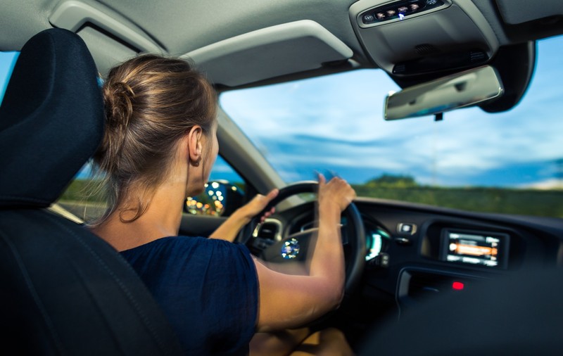 O șoferiță care a condus cu 120 km/h pe autostradă a primit 7.500 de euro amendă, în Germania