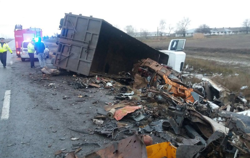 FOTO | Un șofer sârb cu drept de ședere în Focșani s-a răsturnat cu TIR-ul pe o șosea din Brăila. Bărbatul era obosit și băut