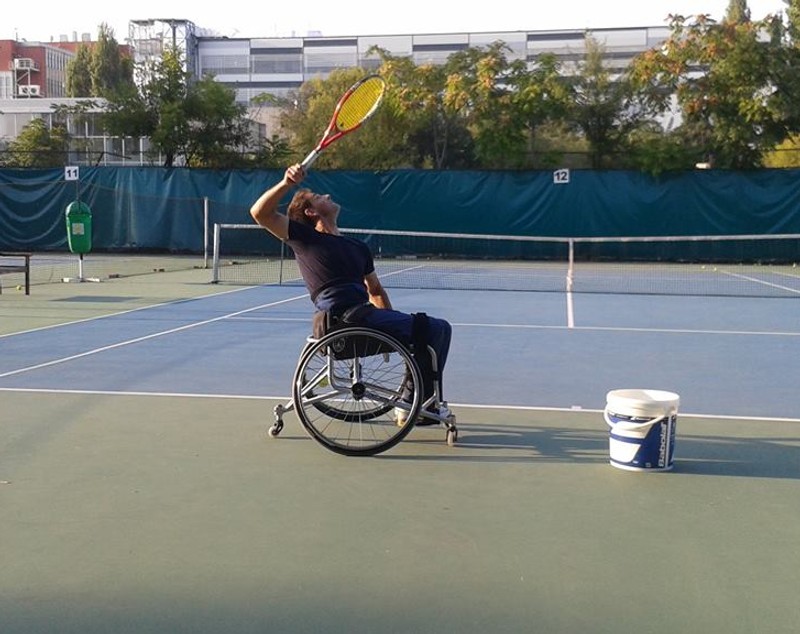 Ciprian Anton, campionul naţional la tenis în scaun rulant, nu se satură de acest sport: ”Orice durere dispare”