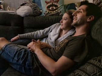 Cristian Rădulescu și iubita lui, Andreea Paștinaru, se uită la un film în casa lor închiriată din Derby. UK, septembrie 2021