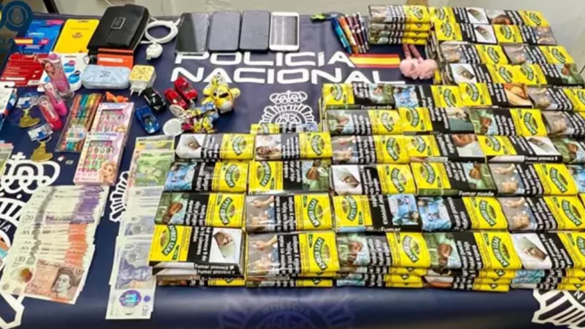 Pachetele de țigări și alte obiecte furate de trei români dintr-un magazin de pe aeroportul Menorca.