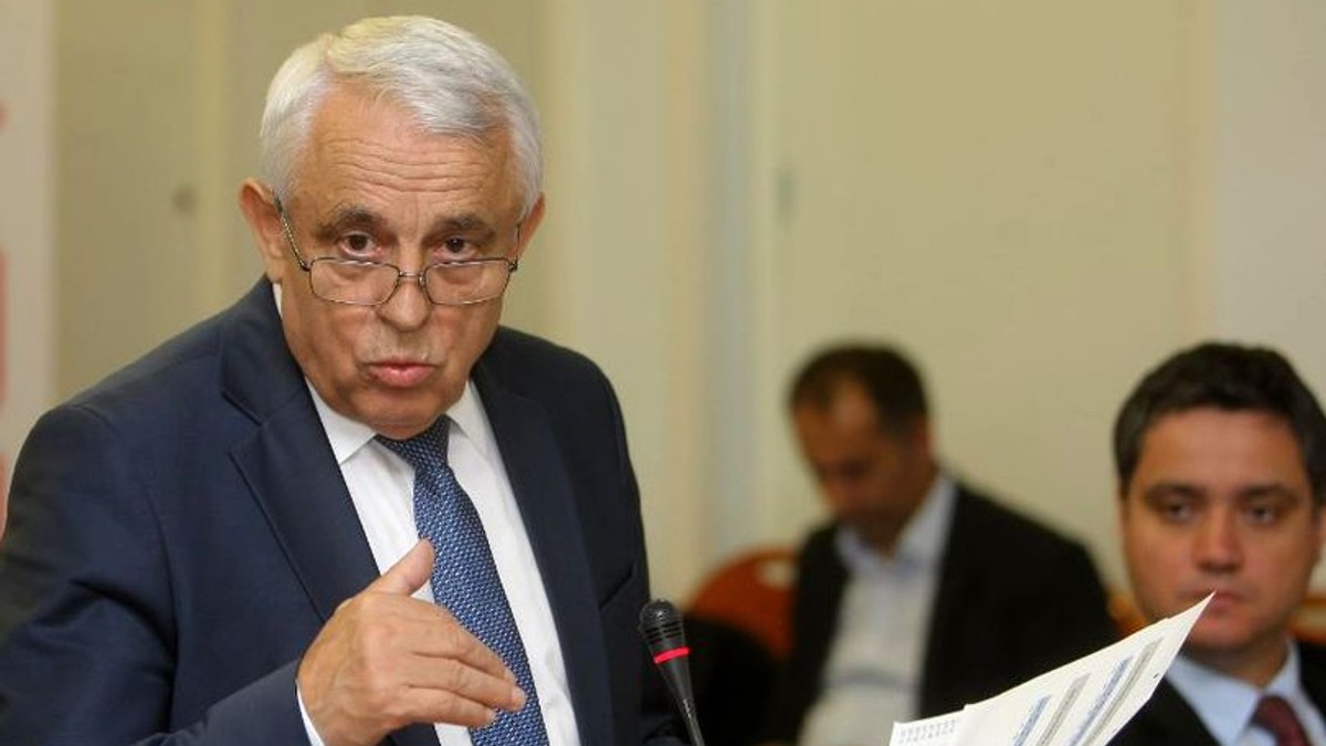 Petre Daea dă vina pe inconștiența oamenilor, pentru răspândirea pestei porcine. Petre Daea, cu o foaie în mână și cu ochelarii pe nas, cu mând dreaptă ridicată în aer