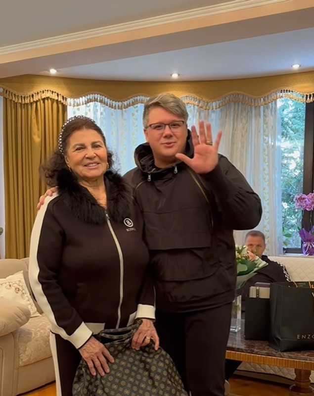 Imagini din casa Irinei Loghin. Fuego a vizitat-o pe artistă în locuința ei din nordul Bucureștiului, de ziua ei de naștere