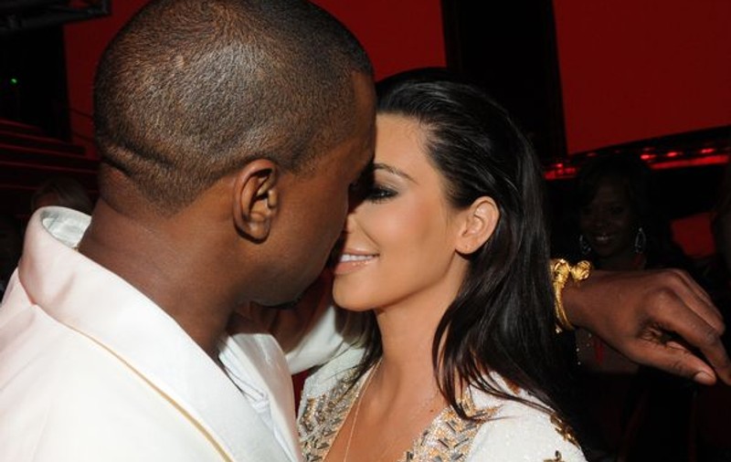 Kanye West vrea un copil de la Kim Kardashian