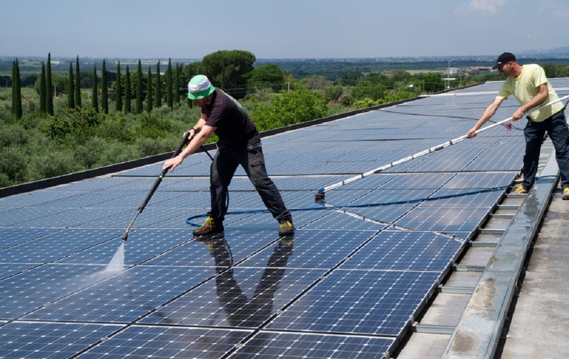 Cum şi cât de des se curăţă panourile fotovoltaice