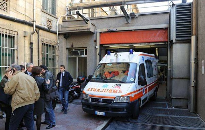 Un român a murit în Italia, după ce a căzut de pe terasa pe care dormea