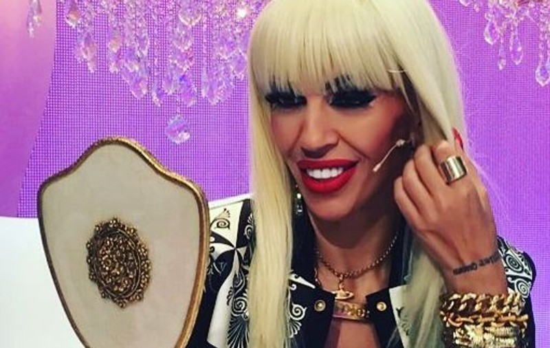 Raluca Bădulescu, o mireasă cu rochie de 15 kilograme. Ţinuta a fost creată de Cătălin Botezatu