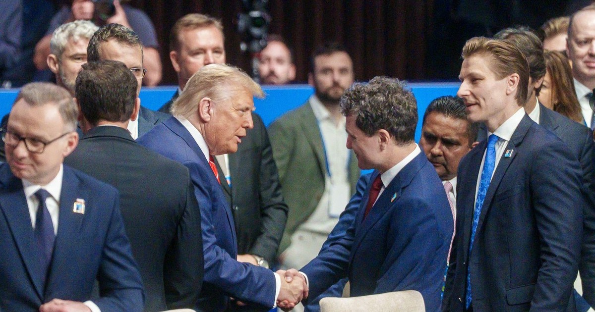 Nicușor Dan dă mâna cu Donald Trump la summitul NATO de la Haga, 25 iunie 2025