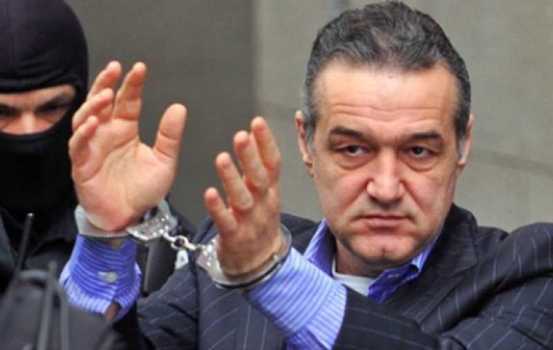 Gigi Becali a intrat în alt bucluc! A recunoscut că nu a scris el cărțile de pe urma cărora a obținut eliberarea și ^ar putea fi anchetat pentru fals!