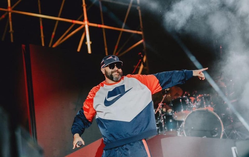 Grasu XXL a stropit cu apă și a înjurat la microfon un tânăr care i-a reproșat la un concert că promovează jocurile de noroc: „Du-te acasă ca să nu îți iei și bătaie pe aici”