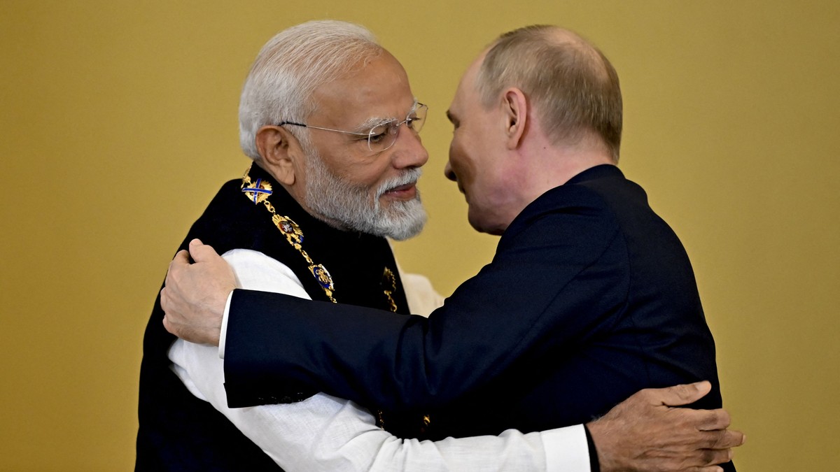 Premierul indian Narendra Modi (stânga) îmbrățișat de Vladimir Putin în timpul vizitei sale din vara acestui an la Moscova Foto: Hepta