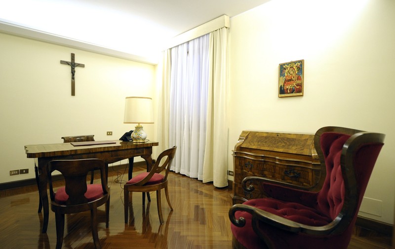Doamne, ce modest este! Uite în ce apartament simplu stă Papa Francisc! | FOTO