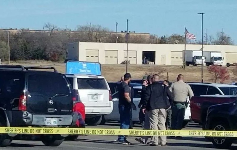 Atac armat în parcarea unui supermarket din Oklahoma, soldat cu trei morți. Nu se cunosc detalii despre autor