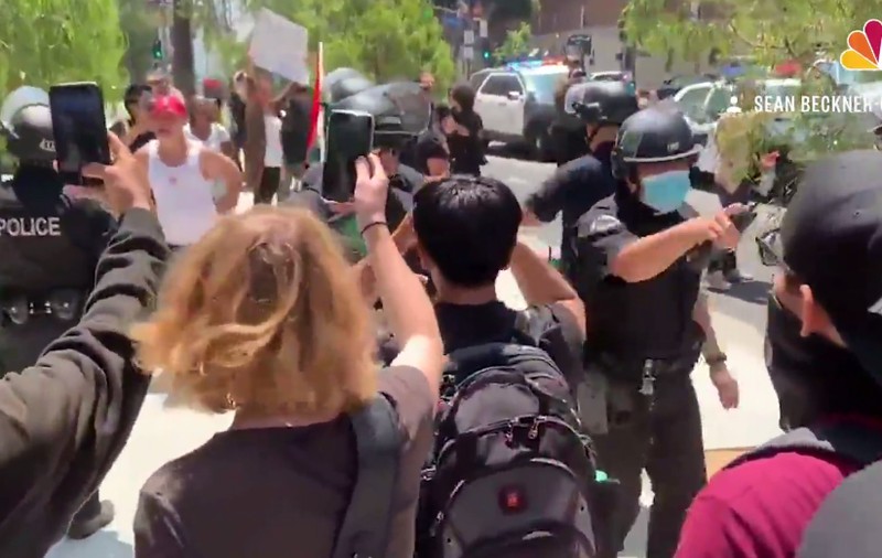 Proteste în Los Angeles, după ce un transsexual s-a dezbrăcat alături de femei într-un spa. O persoană a fost rănită