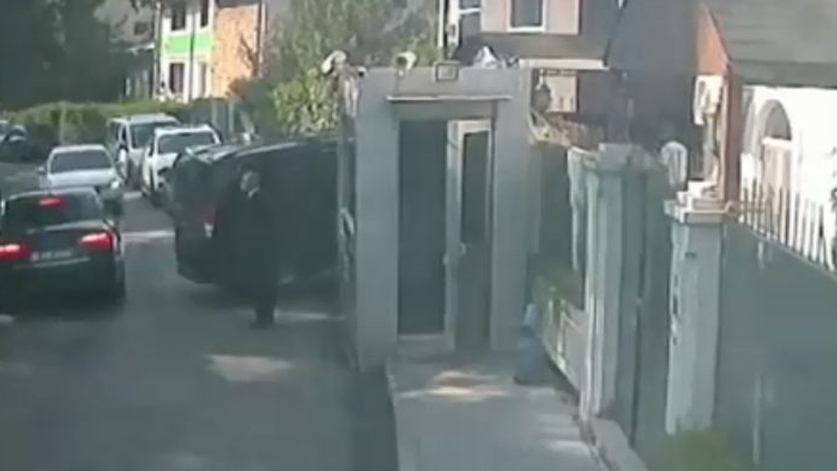 Trei bărbați transportă saci în care s-ar afla cadavrul dezmembrat al lui Jamal Khashoggi
