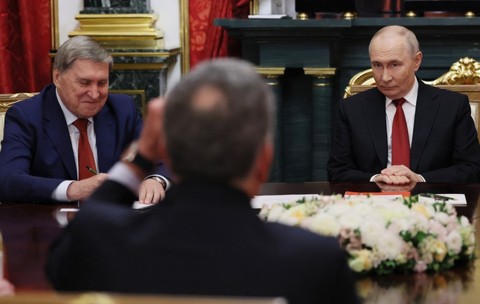 Iuri Ușakov (stânga) îl însoțește pe Vladimir Putin (dreapta) la întrevederea cu emisarii lui Donald Trump Sursa foto: Profimedia