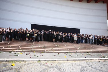 Aplauze pentru Ion Caramitru, la plecarea de la TNB spre Cimitirul Bellu. Ion Caramitru a condus Teatrul Național „Ion Luca Caragiale” din București în perioada 2005-2021