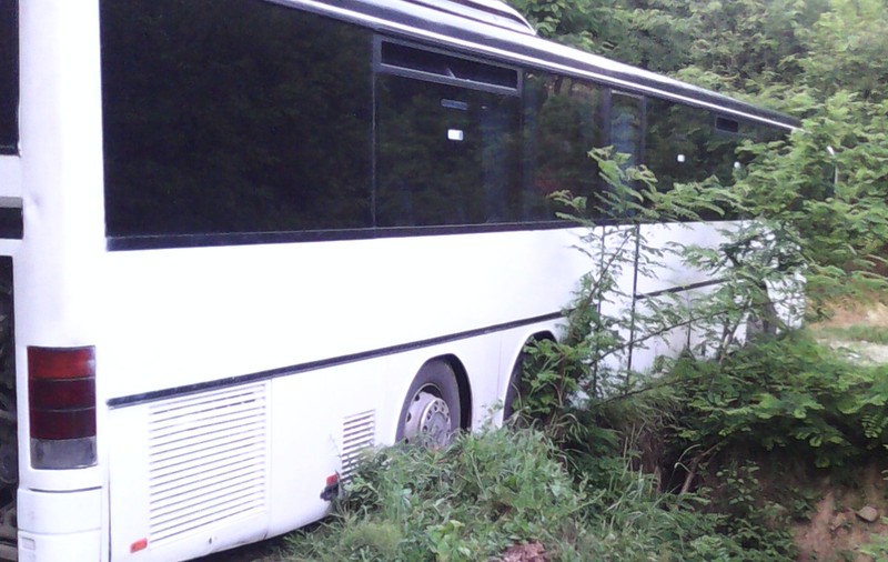 Autocar cu copii, LA PAS SĂ SE PRĂBUŞEASCĂ ÎNTR-O RÂPĂ, în Buzău | FOTO