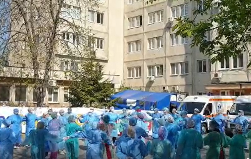 Video  | Medicii olteni au încins o horă de zile mari în curtea spitalului: Împreună vom învinge