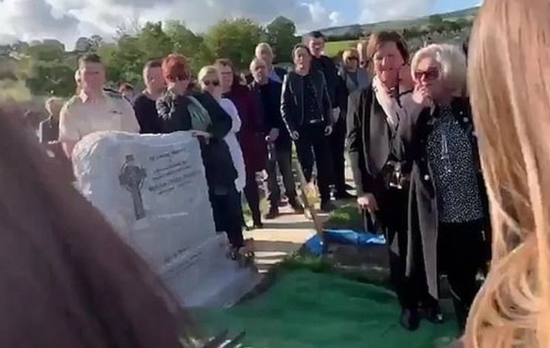 Mesajul unui irlandez în timpul propriei înmormântări: „Scoateți-mă de aici, e întuneric!”