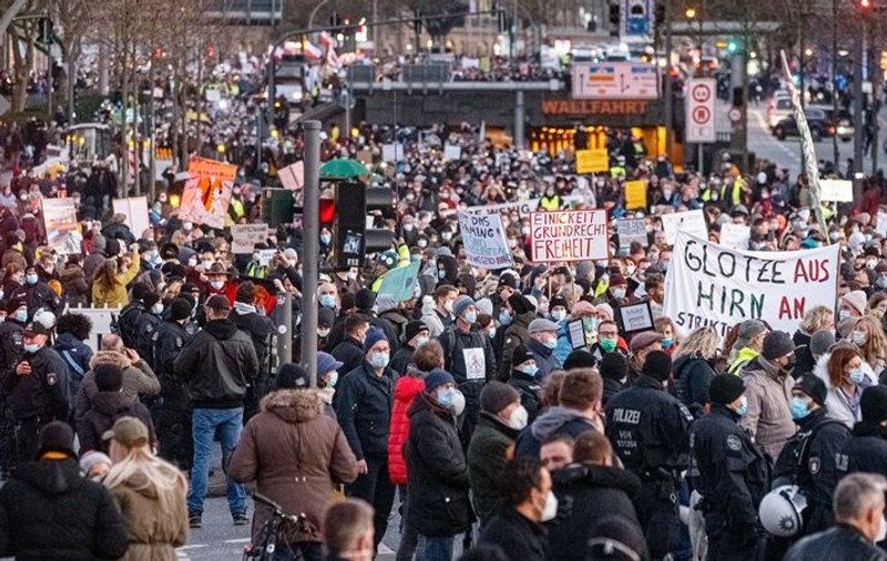 Noi proteste în Germania față de măsurile anti-COVID. Mii de oameni au ieșit în stradă