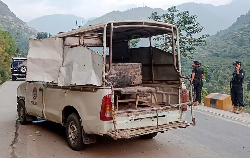 Atentat cu bombă asupra unui convoi în care se aflau diplomați străini, în Pakistan. Un polițist a fost ucis, iar alți patru, răniți