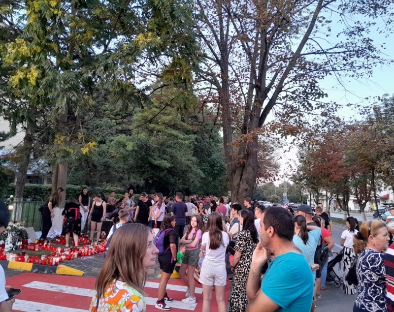 Nou protest cu sute de oameni în faţa maternităţii din Botoșani, după moartea Alexandrei. „Cei vinovați să nu mai profeseze”