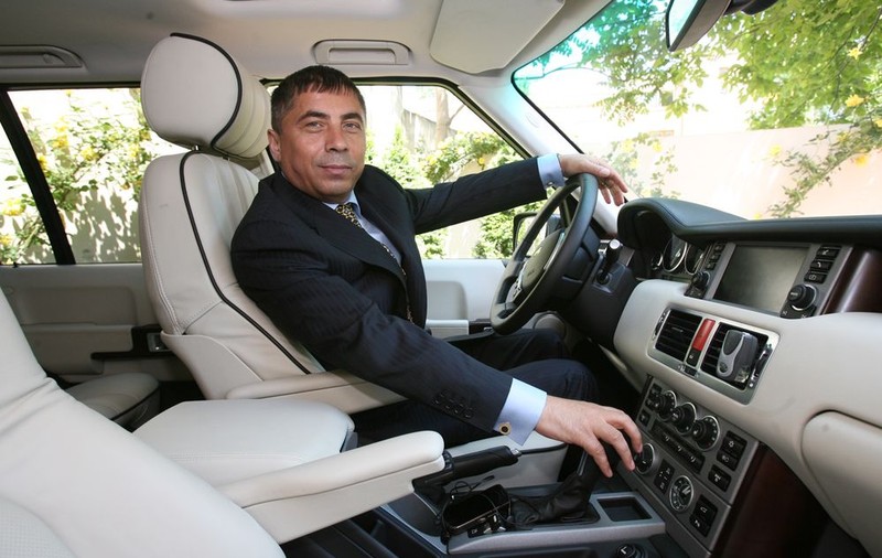 Îşi ia Rolls-Royce de 550.000 €