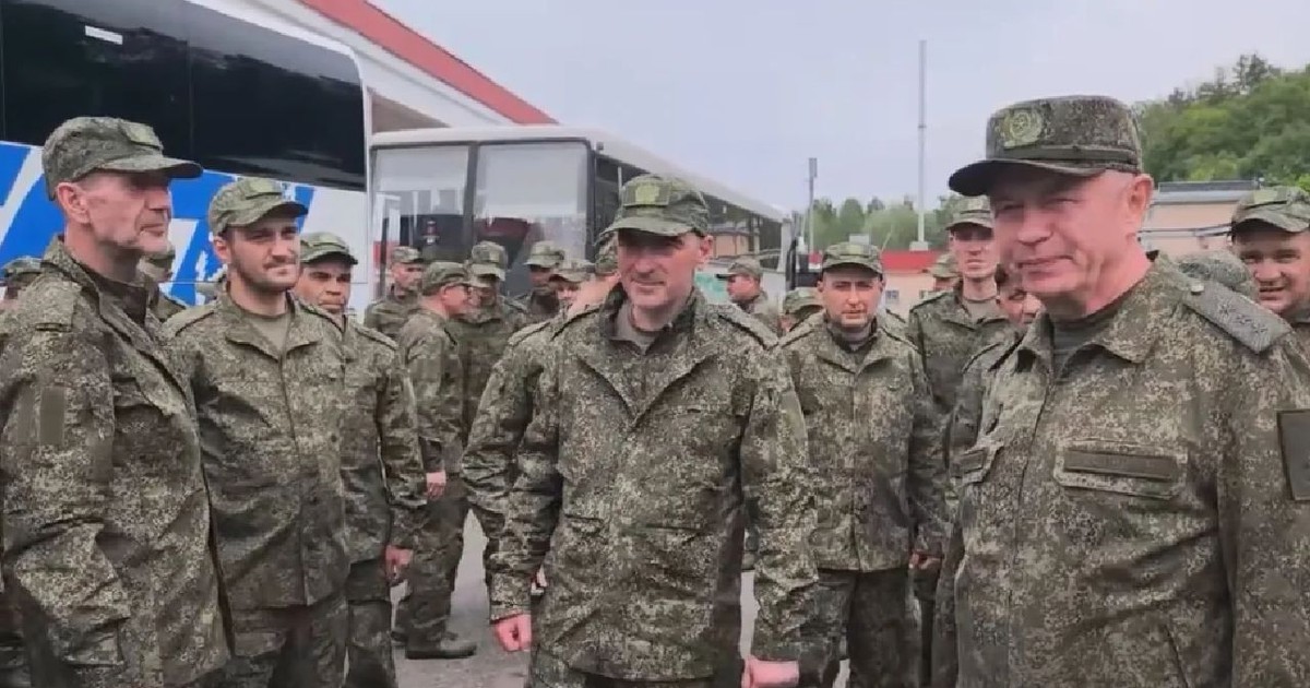 Mai mulți soldați, îmbrăcați în haine militare, afară