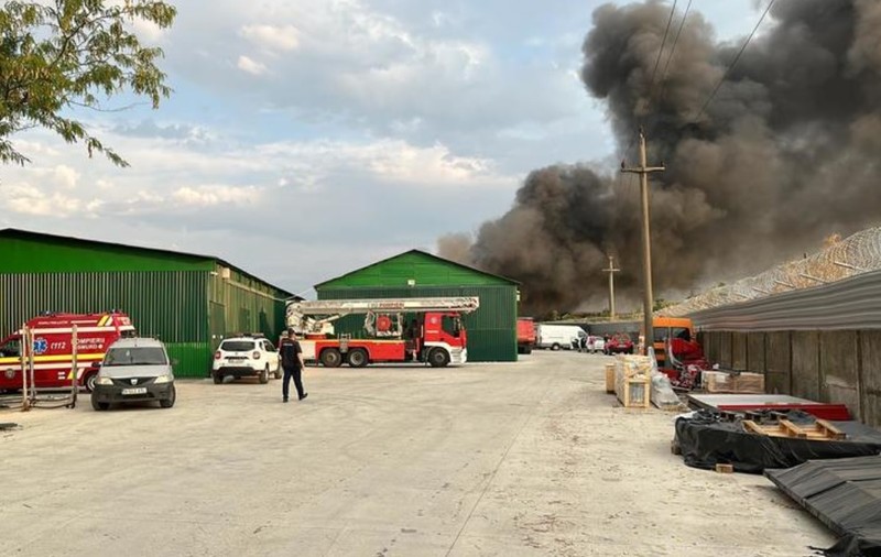 Incendiu la un depozit de mase plastice şi carton din Glina. A fost emis mesaj Ro-Alert