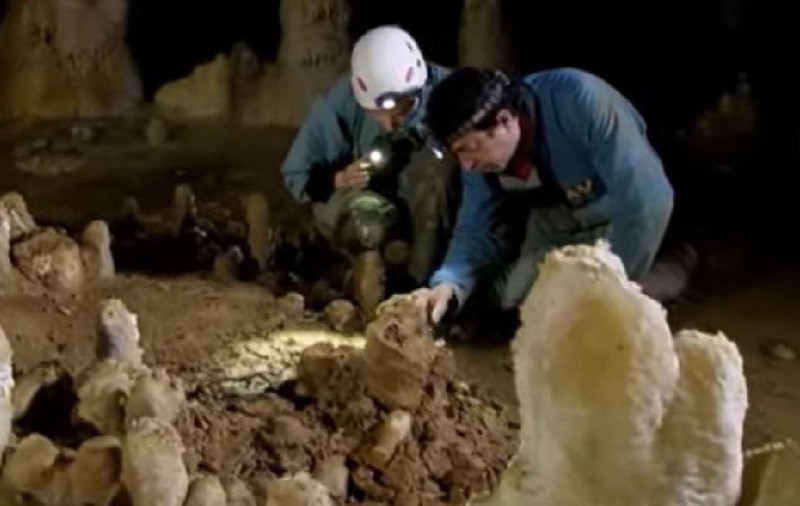 Capsula timpului din Israel. O peșteră neatinsă de 400.000 de ani rescrie ce știam despre pre-neanderthalieni