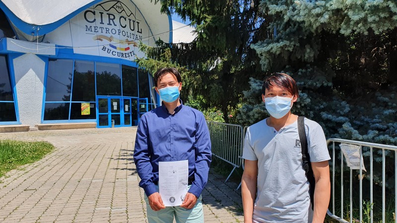 Doi tineri nepalezi s-au vaccinat la centrul de la Circul Metropolitan din Capitală