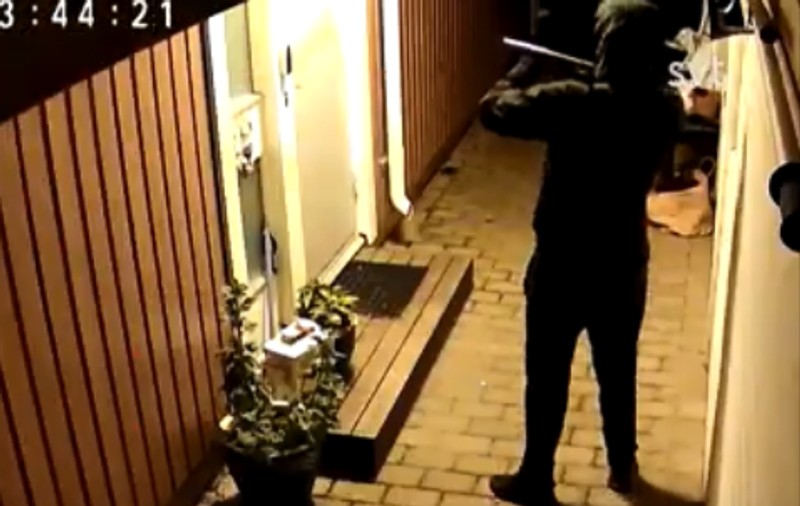 „Am vrut doar să-i sperii”. Momentul în care un adolescent înarmat sună la ușa socrului gangsterului supranumit „Vulpea kurdă”, difuzat de poliția suedeză