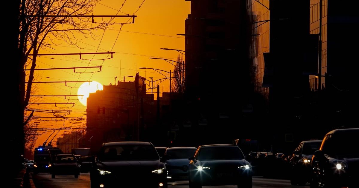 Sore ardele extrem de puternic chiar și seara, luminează tot cerul din București la apus, iar în trafic mașinile merg în coloană.
