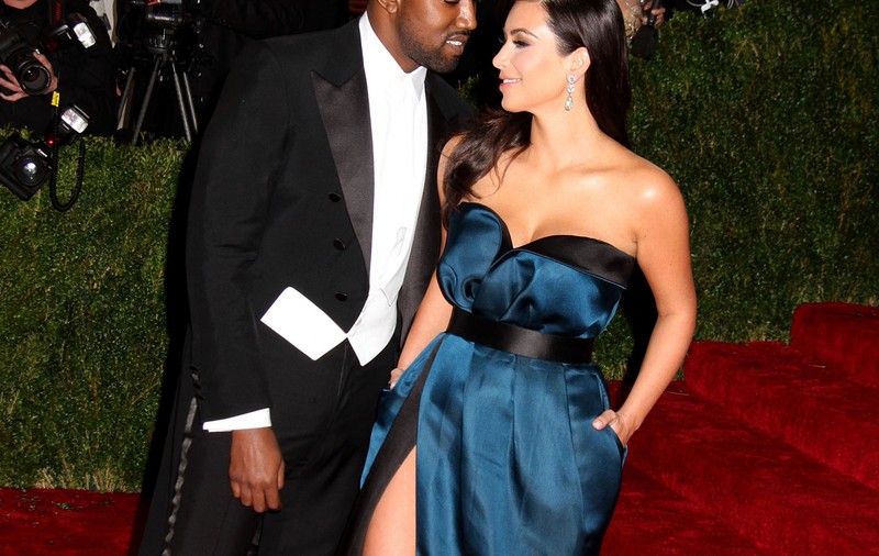 KIM KARDASHIAN, cu ZONA PUBIANĂ la VEDERE la un EVENIMENT DE GALĂ! A APĂRUT mai mult DEZGOLITĂ decât ÎMBRĂCATĂ! FOTO