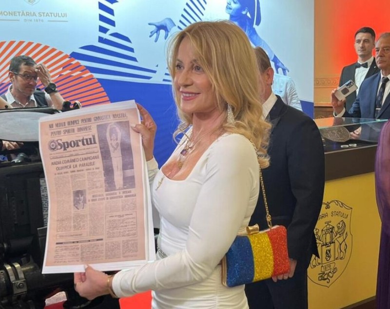 Cum a apărut Nadia Comăneci la evenimentul organizat în onoarea sa. A fost singura îmbrăcată în alb și a avut o geantă cu steagul României